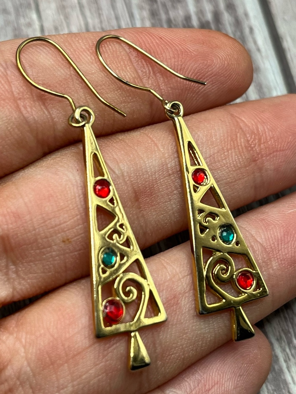 🎄NEW Art Deco Christmas Tree Cutout Dangle Earrings Gold w/ Red & Green Stones